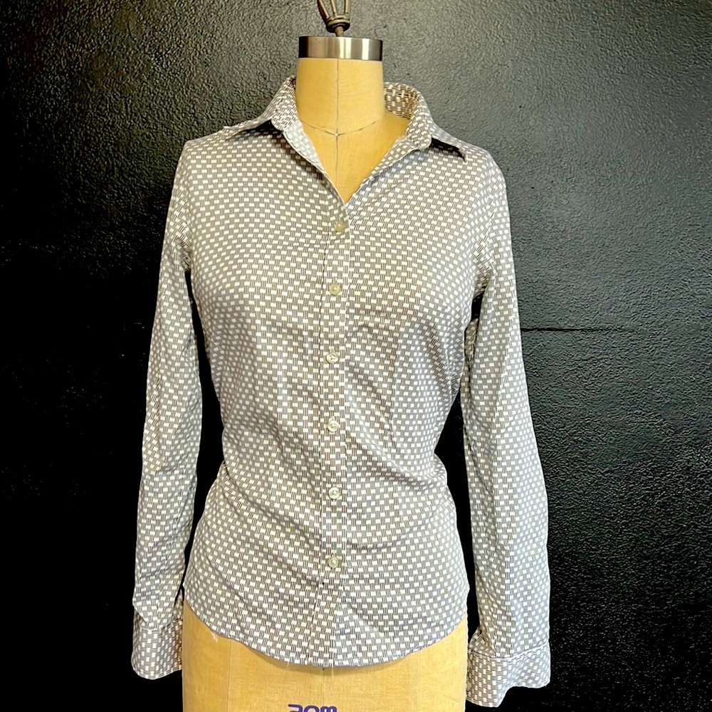 Non Iron Fitted button up from Banana Republic Size 6
